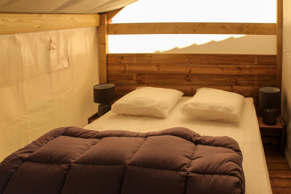 chambre-lit-double-tente-ecolodge