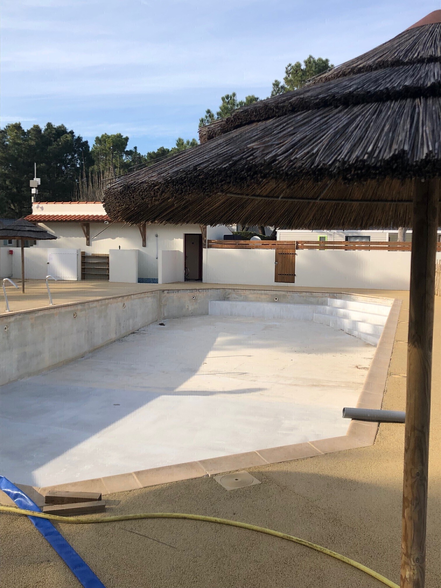 marches et banc dans la piscine en travaux