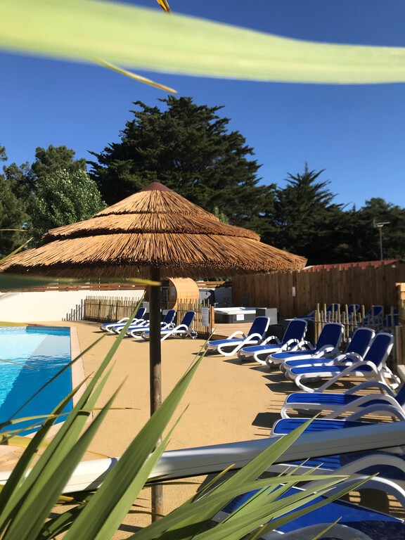 parasol et sauna de l'espace aquatique Camping la Conge